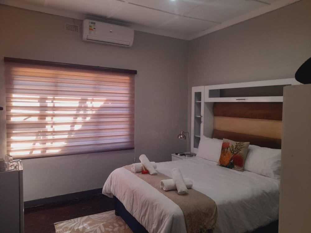 Palm Guesthouse Zeerust ภายนอก รูปภาพ